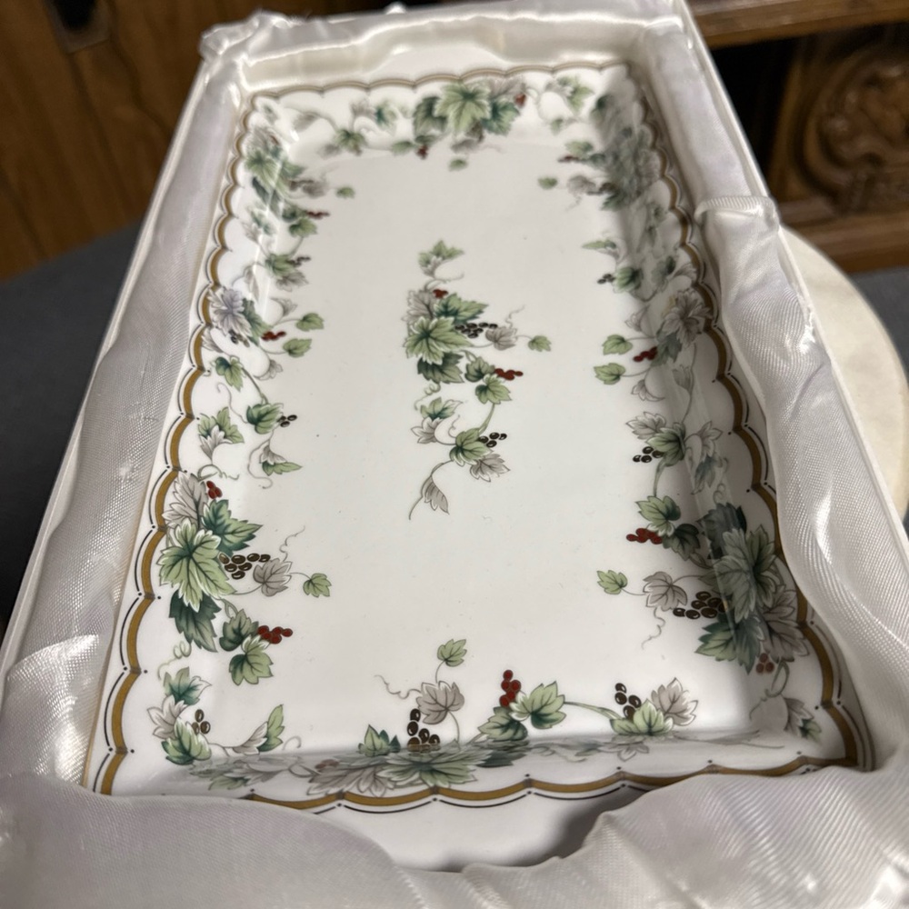 Vintage Burton & Burton Bogart Ga Winter Ivy serving or vanity tray.